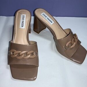 Steve Madden Women's Rego Heeled Sandal Sz 6.5M tan patent block heel mules